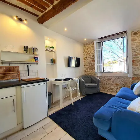 Freshly Tastefully Renovated Apartments In Heart Of Old Antibes Exterior photo