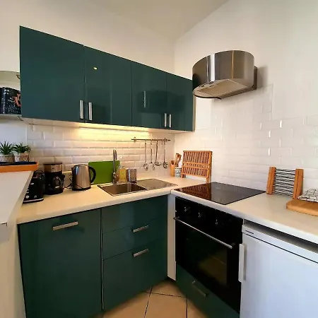 Freshly Tastefully Renovated Apartments In Heart Of Old Antibes Exterior photo