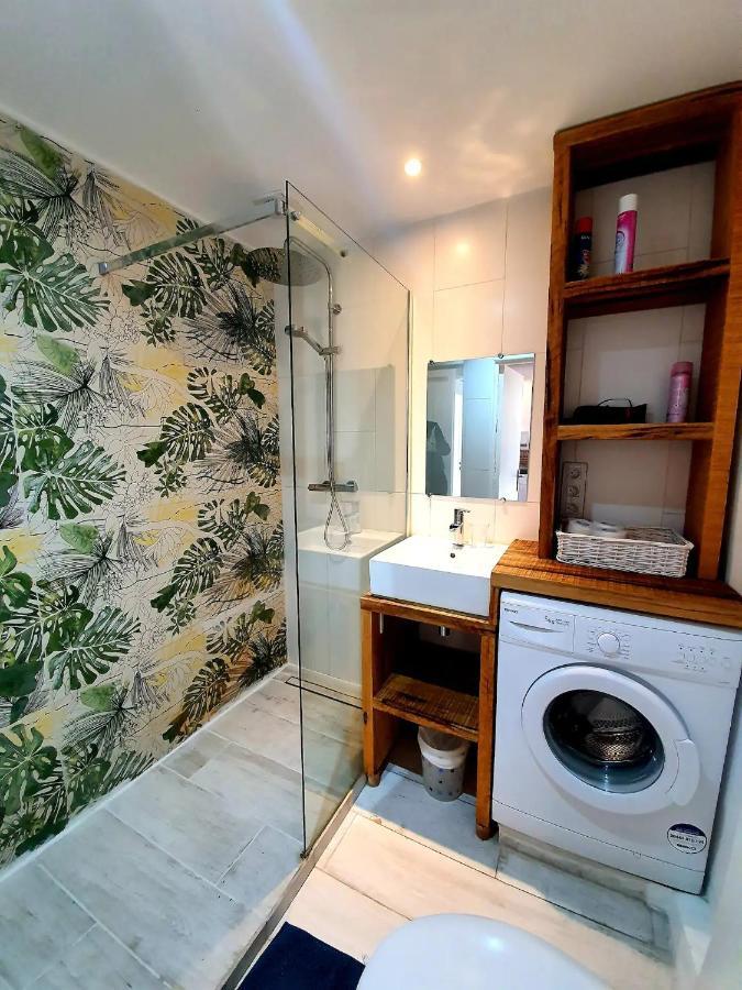 Freshly Tastefully Renovated In Heart Of Old Apartment