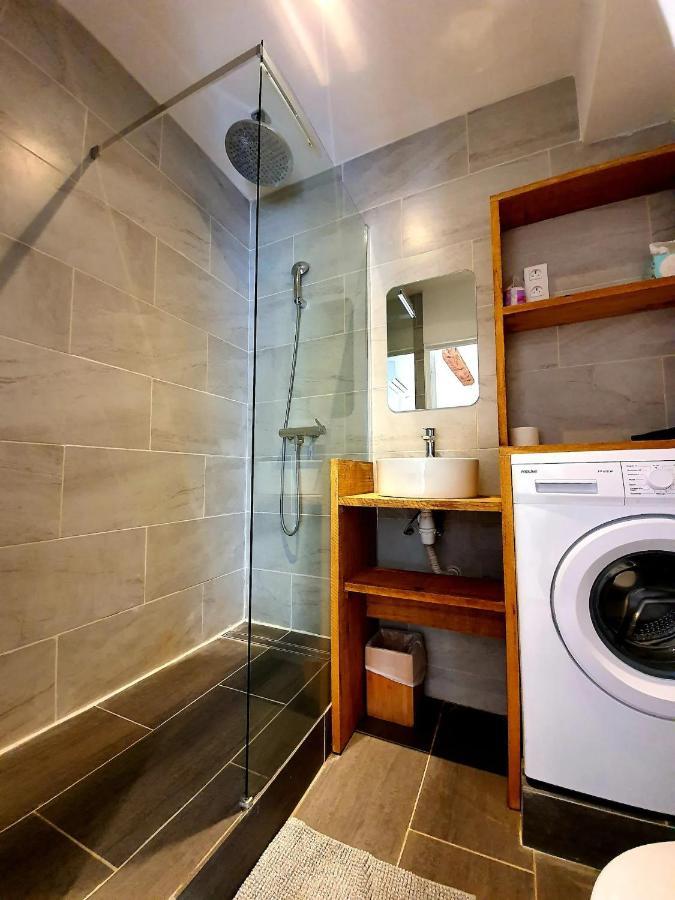 Freshly Tastefully Renovated In Heart Of Old Apartment