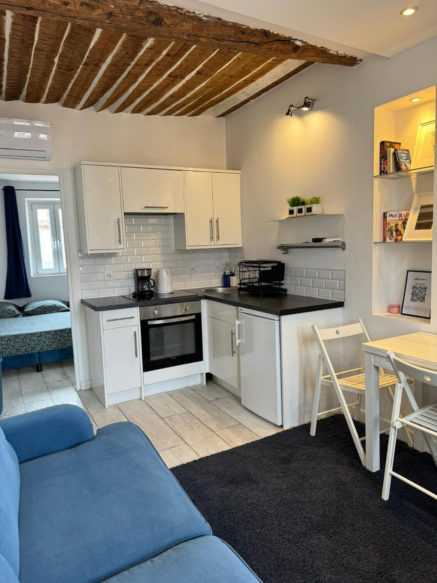 Apartment Freshly Tastefully Renovated In Heart Of Old Antibes