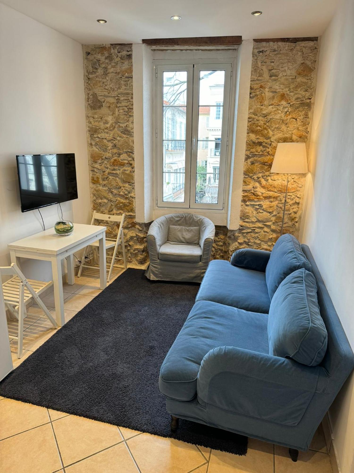 Apartment Freshly Tastefully Renovated In Heart Of Old